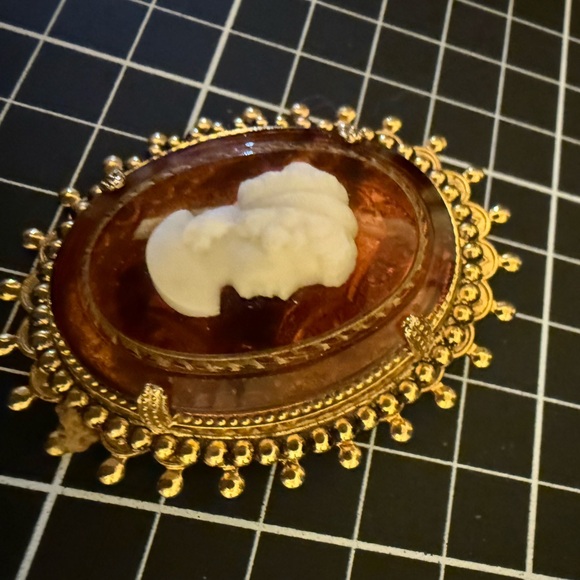 Elegant Gold and Brown Cameo Brooch - Picture 10 of 10